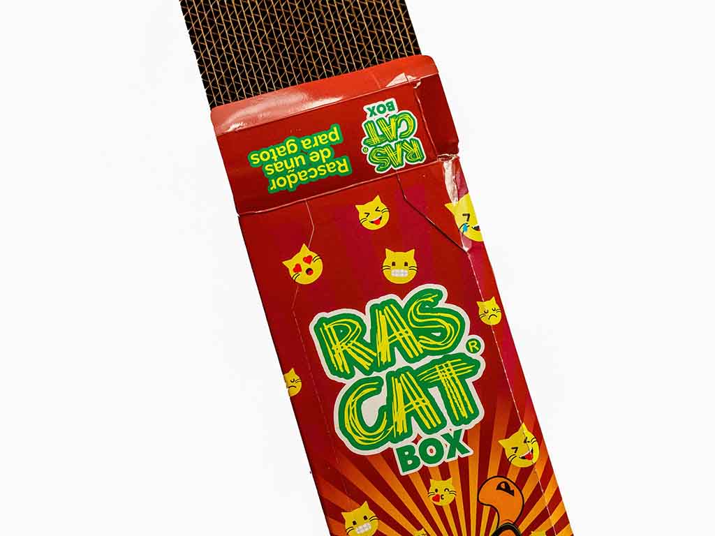 Caja Rascat con juguetes para gatos